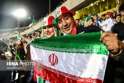 تصاویری از حضور دختران، پسران و خانواده‌ها در استادیوم آزادی و تماشای فوتبال
