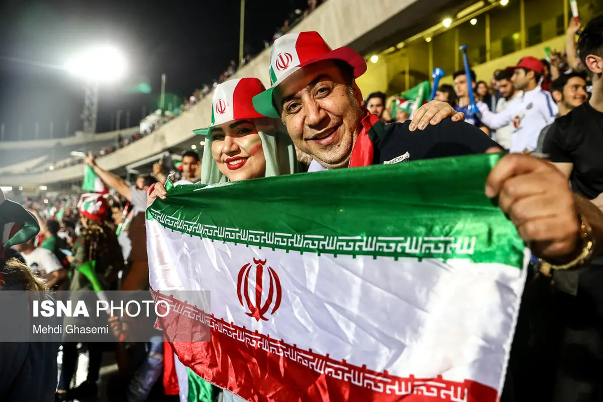 تصاویری از حضور دختران، پسران و خانواده‌ها در استادیوم آزادی و تماشای فوتبال