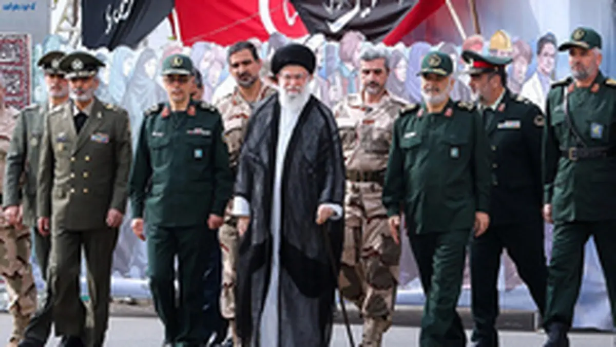 مقام معظم رهبری: در مقابل آمریکا کوتاه نمی‌آییم