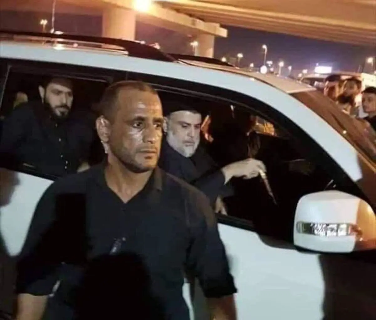 مقتدی صدر میان معترضان عراقی + عکس