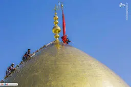 غبارروبی گنبد حرم مطهر امام حسین(ع) / تصاویر