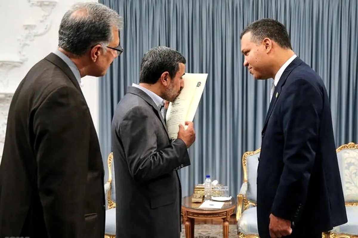بوسه عجیب احمدی نژاد/ عکس