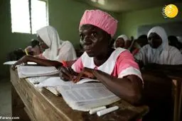 یک زن ۵۰ ساله، دانش آموز شد +عکس‌ها