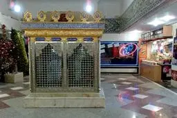 پاساژی که در آن امامزاده وجود دارد+ عکس