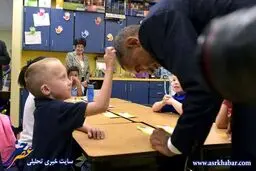 بازی پسر بچه با سر اوباما /عکس