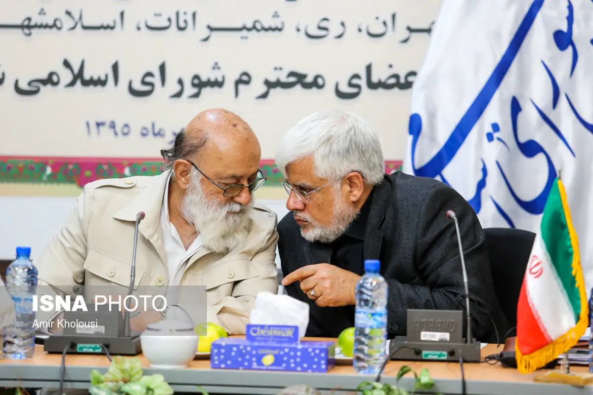 گفتگوی درگوشی عارف و چمران در یک نشست/عکس