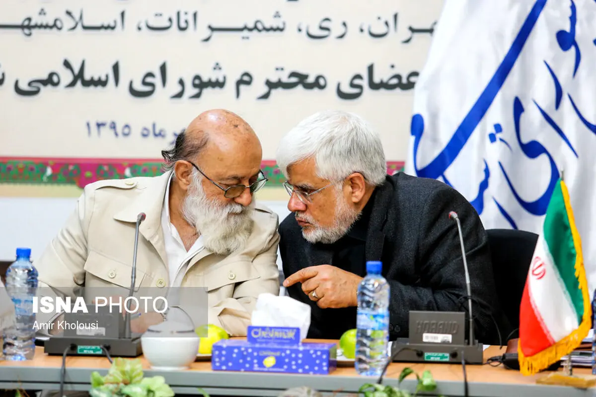 گفتگوی درگوشی عارف و چمران در یک نشست/عکس