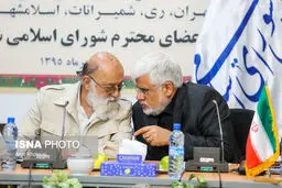 گفتگوی درگوشی عارف و چمران در یک نشست/عکس