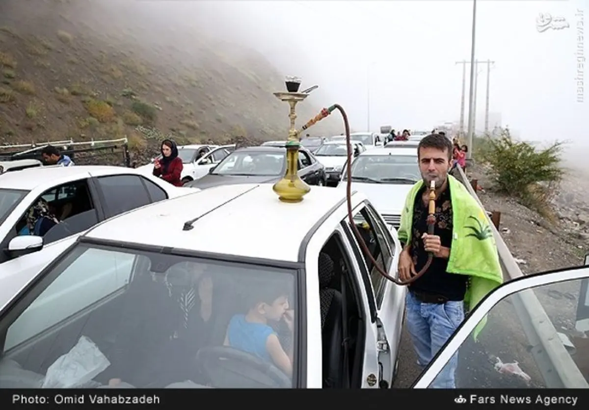 عکسی جالب از قلیان کشی در جاده شمال