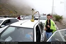 عکسی جالب از قلیان کشی در جاده شمال