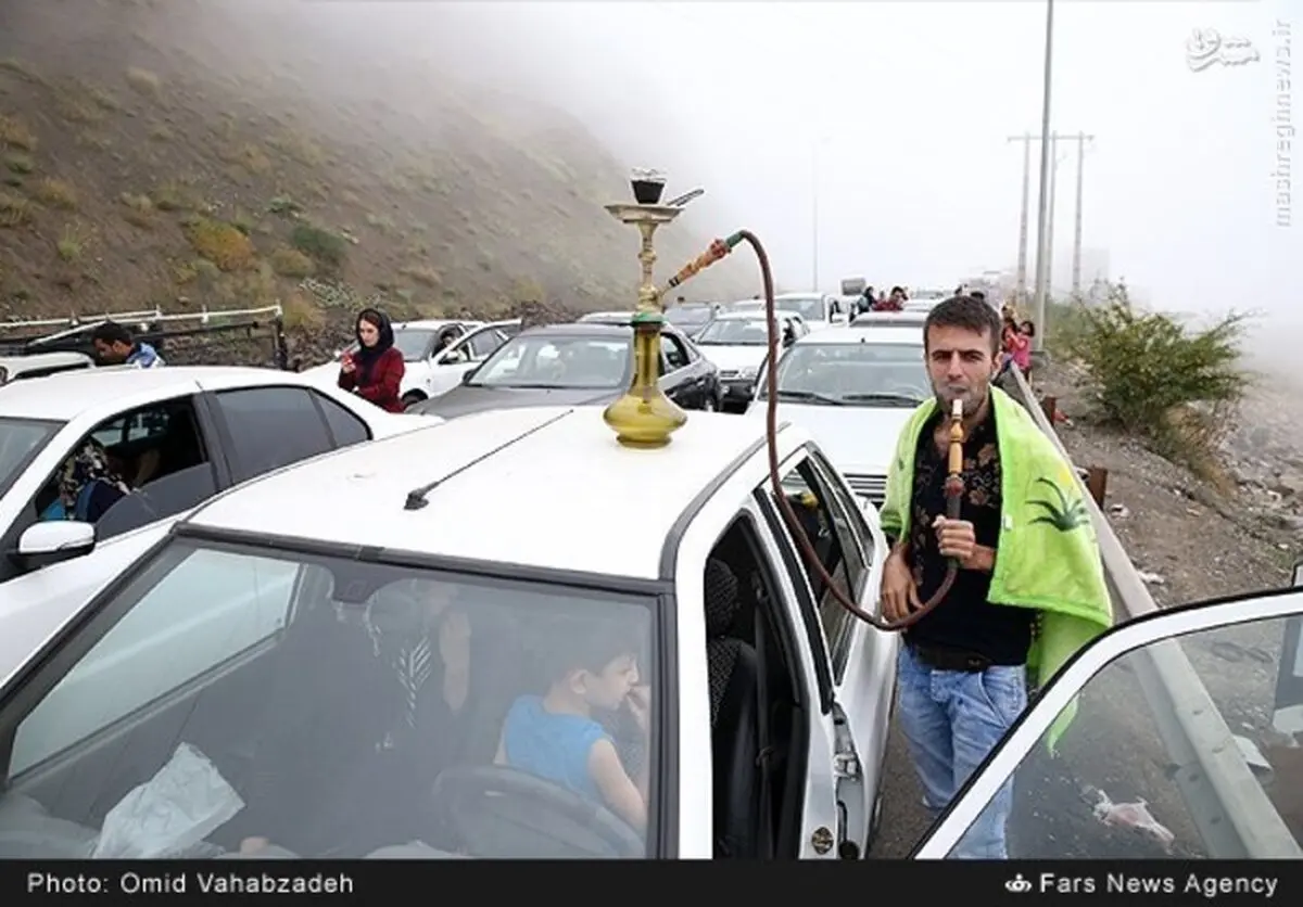 عکسی جالب از قلیان کشی در جاده شمال