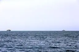 ورود‌کشتی‌نجات‌به‌منطقه ناو‌البرز‌ارتش +عکس