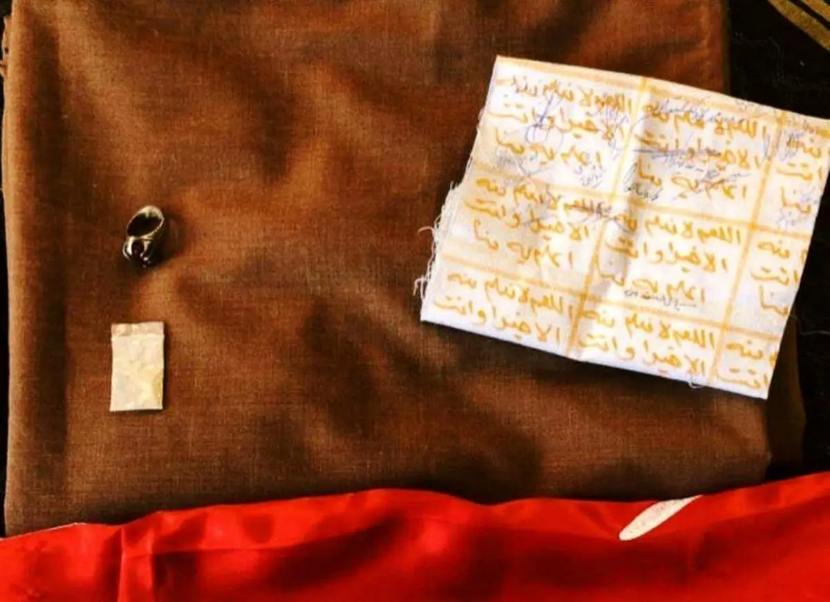 عکس / عبای رهبر انقلاب در کفن حاج قاسم