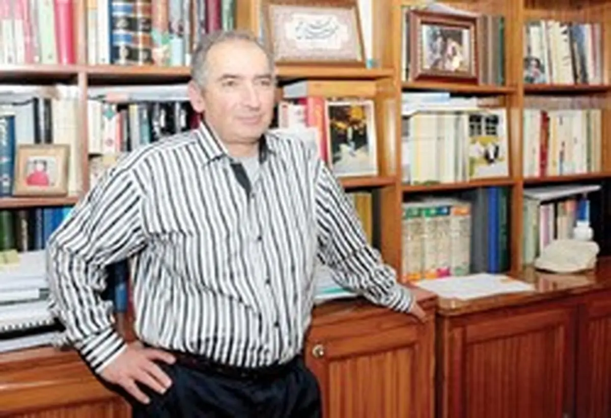 صادق زيباكلام در گفت‌وگو با «نامه‌نيوز»: نمی‌خواهم دستگير شوم/ می‌گویند مزدور نظامی/ خیلی از دانشجویان بسیجی با من کلاس برمی‌دارند/ با هیچ‌یک از شخصيت‌های سياسی رفت‌وآمد ندارم/ نوه‌ام را هم‌اسم آیت‌الله منتظری صدا می‌کنم/ تغییری در وضعیت حصر ایجاد نمی‌شود