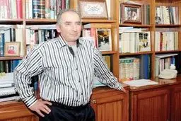 صادق زيباكلام در گفت‌وگو با «نامه‌نيوز»: نمی‌خواهم دستگير شوم/ می‌گویند مزدور نظامی/ خیلی از دانشجویان بسیجی با من کلاس برمی‌دارند/ با هیچ‌یک از شخصيت‌های سياسی رفت‌وآمد ندارم/ نوه‌ام را هم‌اسم آیت‌الله منتظری صدا می‌کنم/ تغییری در وضعیت حصر ایجاد نمی‌شود