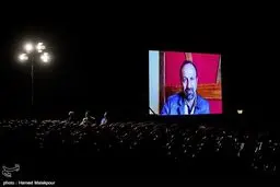 تصویری از اصغر فرهادی که به این روش در جشن سینمای ایران حضور پیدا کرد
