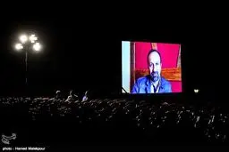 تصویری از اصغر فرهادی که به این روش در جشن سینمای ایران حضور پیدا کرد