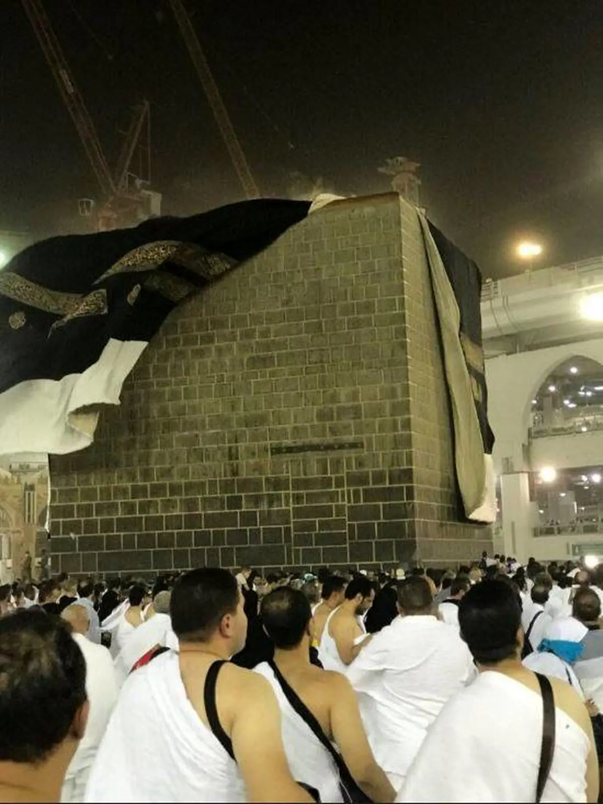 طوفان پرده کعبه را کنار زد / تصاویر