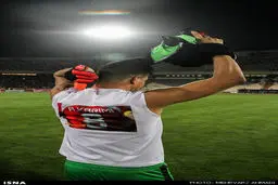 علی کریمی، بر پیراهن دروازه‌بان تراکتور/ عکس