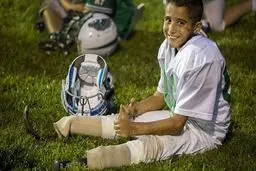 پسری که‎بدون‎پا فوتبال‎بازی‎می‎کند/تصاویر