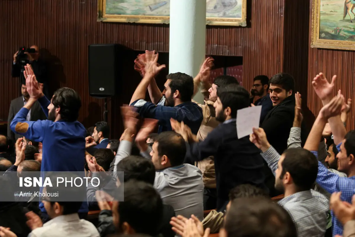 دست زدن دانشجویان برای سخنان روحانی/ عکس