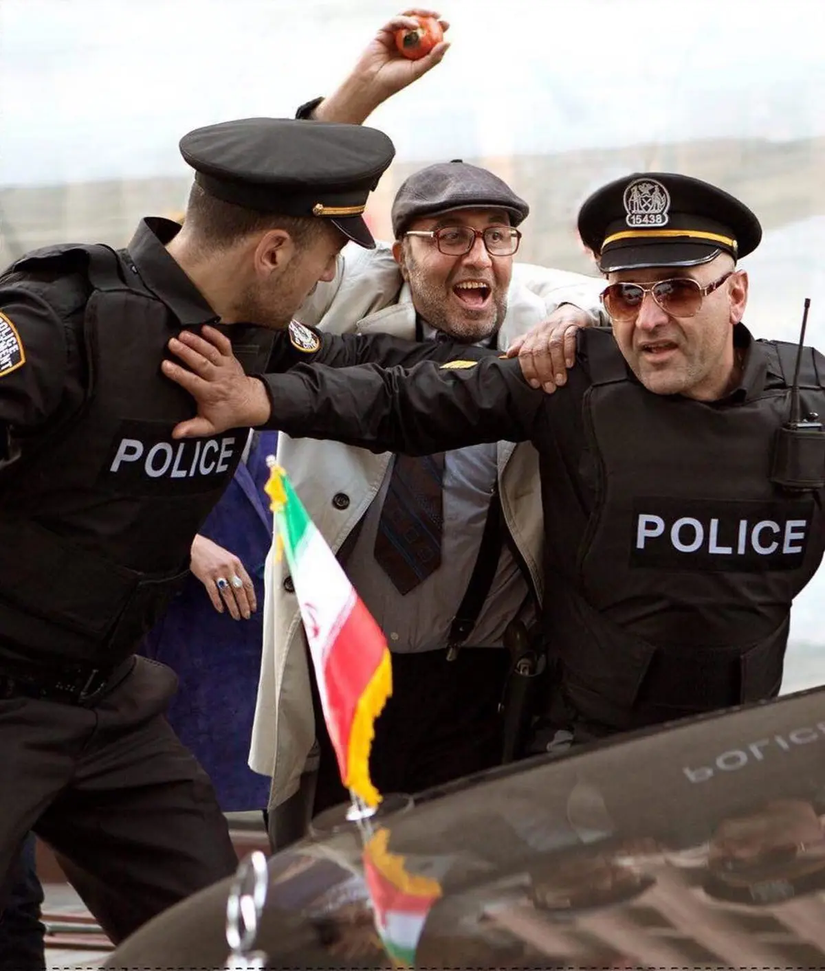 حمله رضا عطاران به ماشین سفیر ایران/عکس