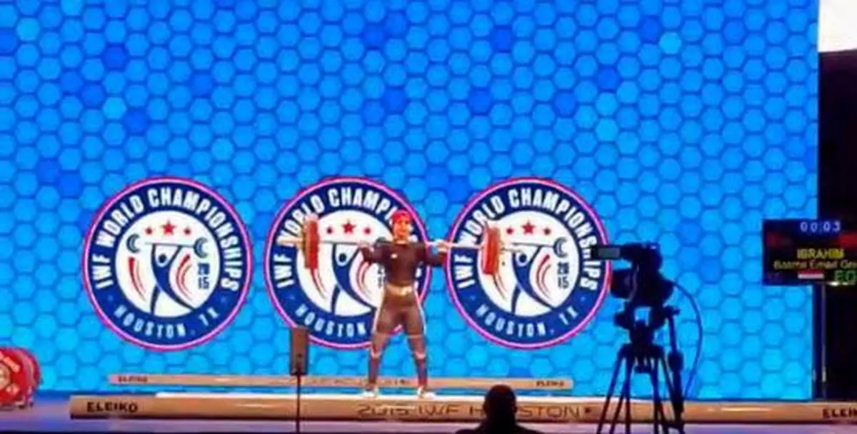 اولین زن محجبه در مسابقات وزنه‌برداری جهان/عکس