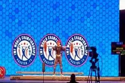 اولین زن محجبه در مسابقات وزنه‌برداری جهان/عکس