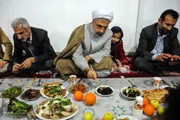 شیوه جالب غذاخوردن یک روحانی/عکس