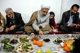شیوه جالب غذاخوردن یک روحانی/عکس