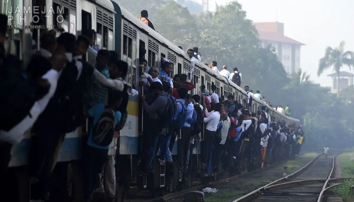 تصویری عجیب از مسافران قطار در سریلانکا