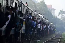 تصویری عجیب از مسافران قطار در سریلانکا