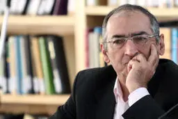 صادق زیباکلام: پرتاب سنگ‌ها به روحانی به خاطر ٢٤‌میلیون رأی است/ مي‌خواهند روحاني را به سمت مواضع تند هل بدهند/ تندروهاي ایرانی ترجیح مي‌دهند ترامپ رئيس‌جمهور آمريكا باشد