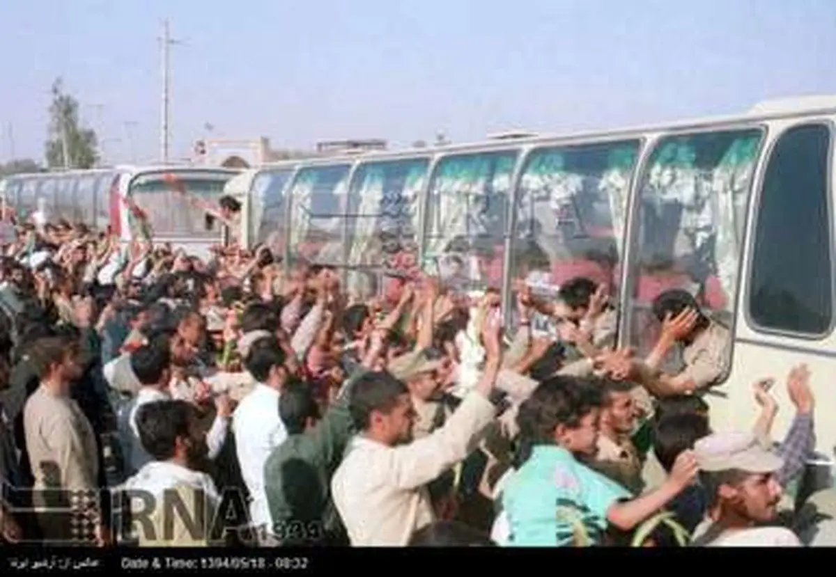 ورود نخستین گروه از آزادگان به کشور/تصاویر