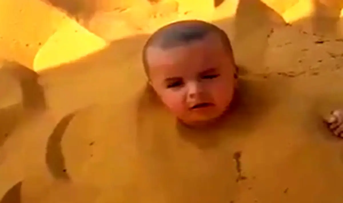 پدری پسر ۲ ساله خود را برای تفریح دفن کرد +عکس