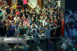 حرارت تماشای فوتبال ایران و اسپانیا در پردیس سینمایی چارسو/تصاویر