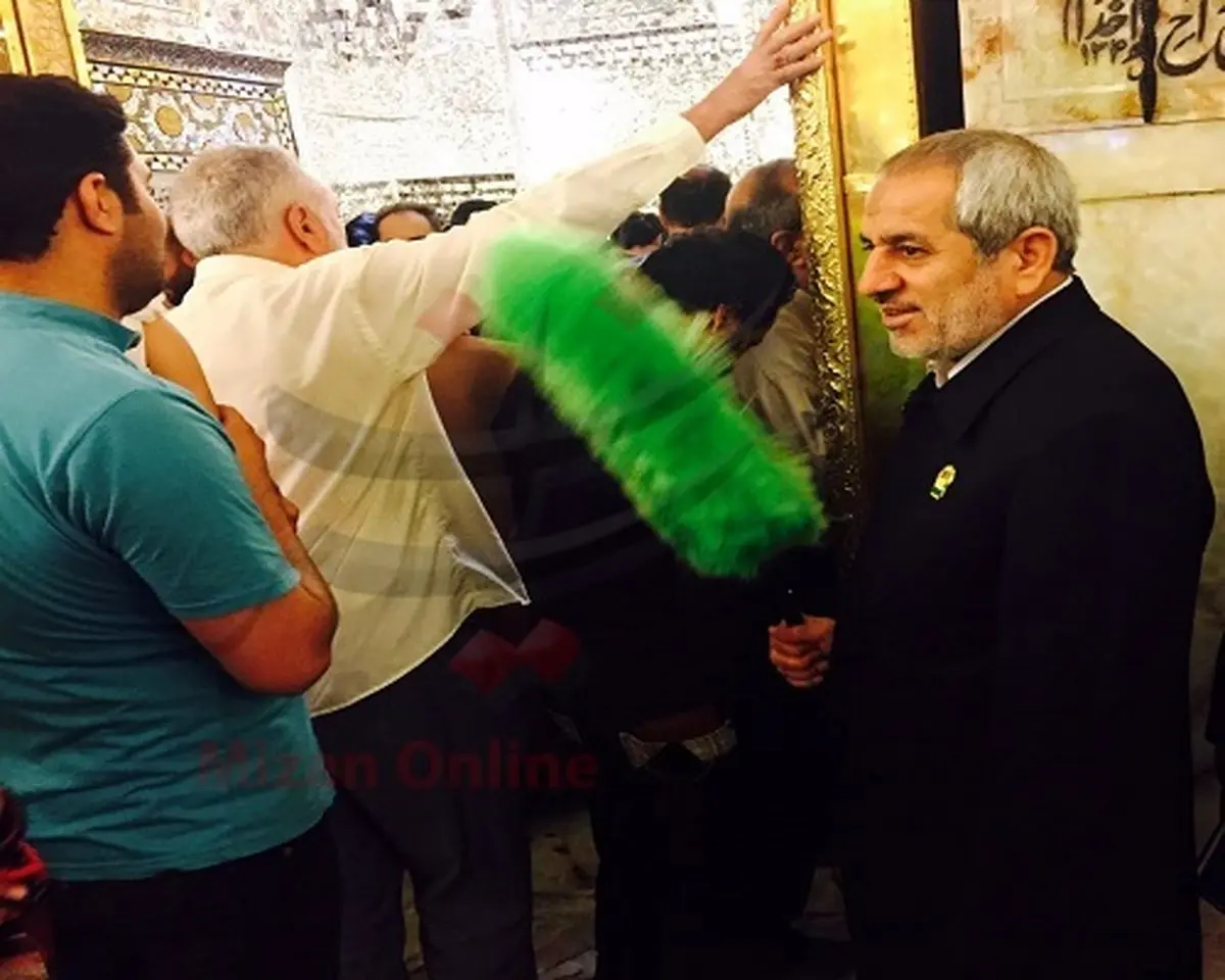 دادستان تهران در لباس خادمی امام رضا(ع)/ عکس