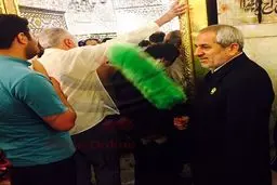 دادستان تهران در لباس خادمی امام رضا(ع)/ عکس