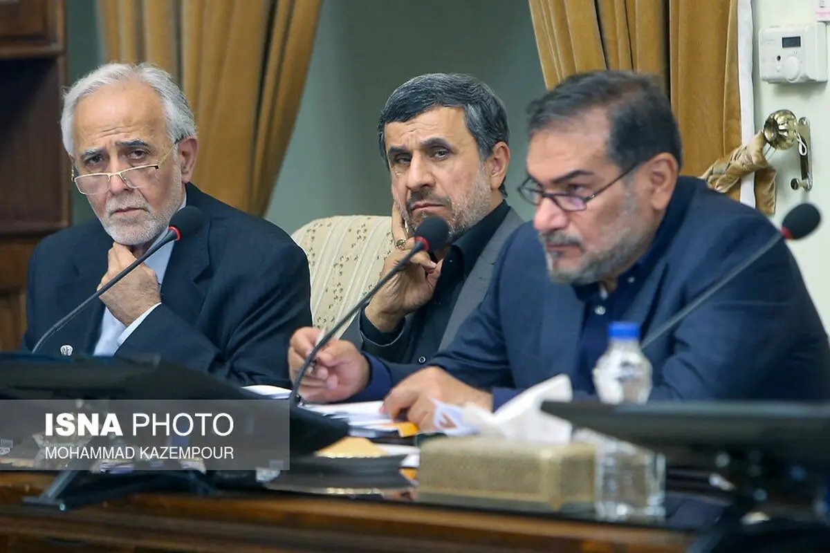 تصویری از احمدی‌نژاد یک روز پس از فوت برادرش/ همنشینی رئیسی با قالیباف