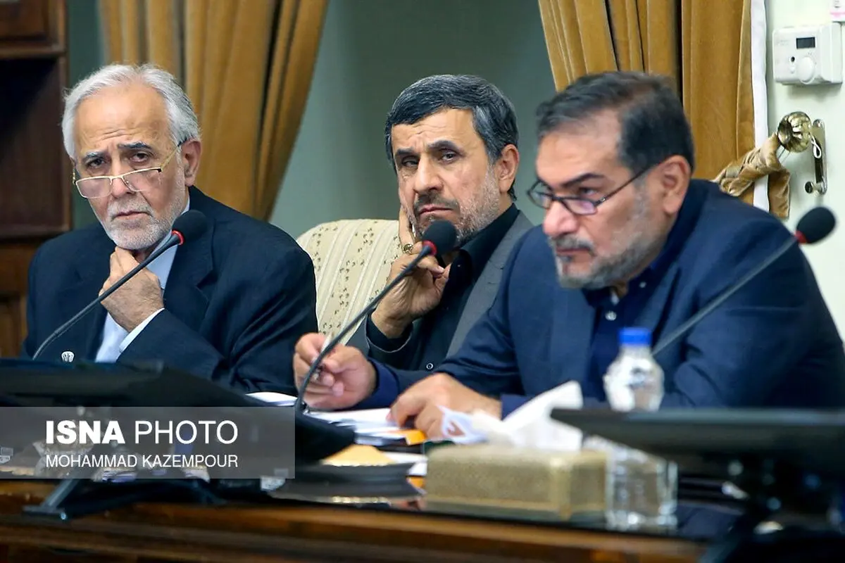 تصویری از احمدی‌نژاد یک روز پس از فوت برادرش/ همنشینی رئیسی با قالیباف