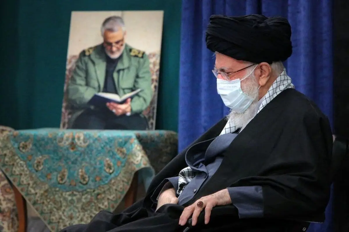 تصویری از قاب عکس ویژه در کنار رهبر انقلاب در مراسم عزاداری فاطمیه