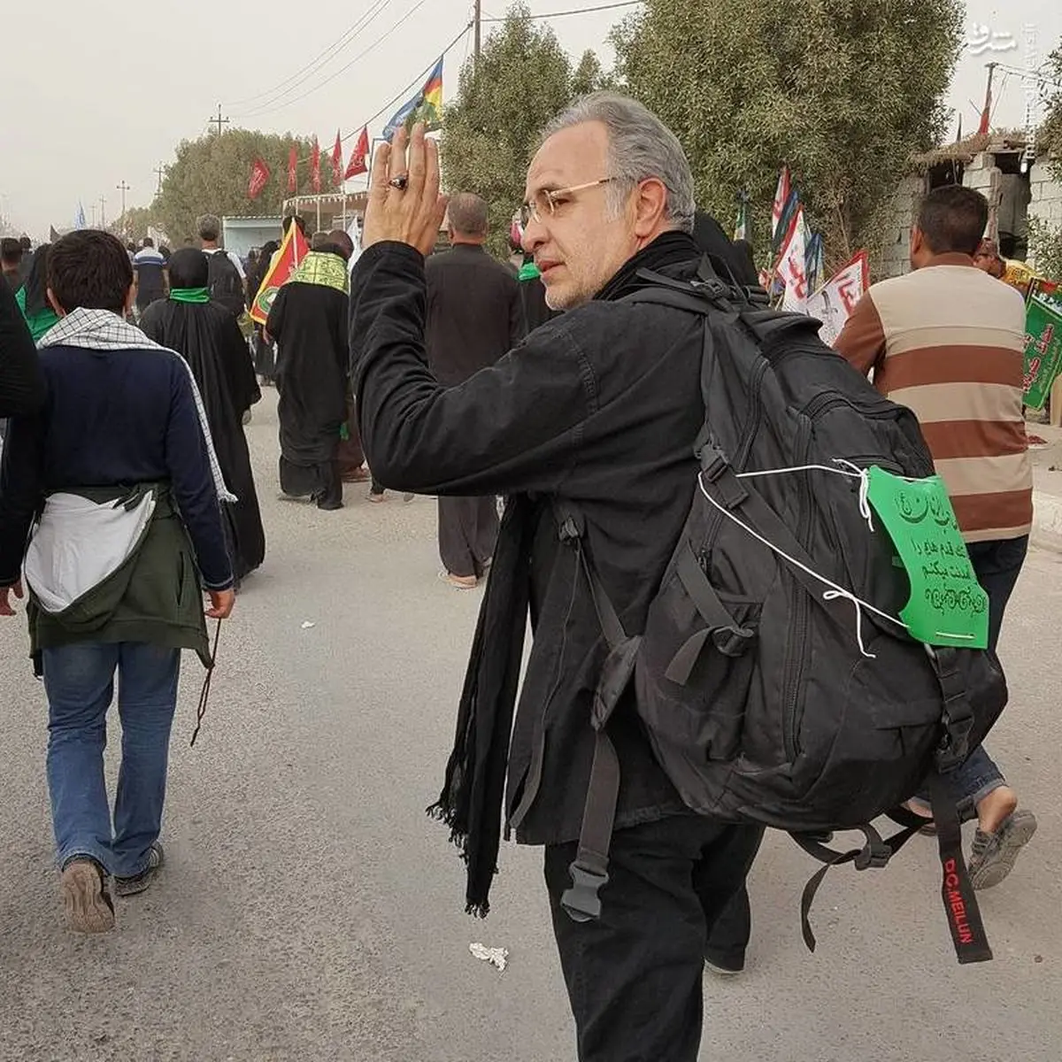 عکسی از آقای مجری در پیاده روی اربعین