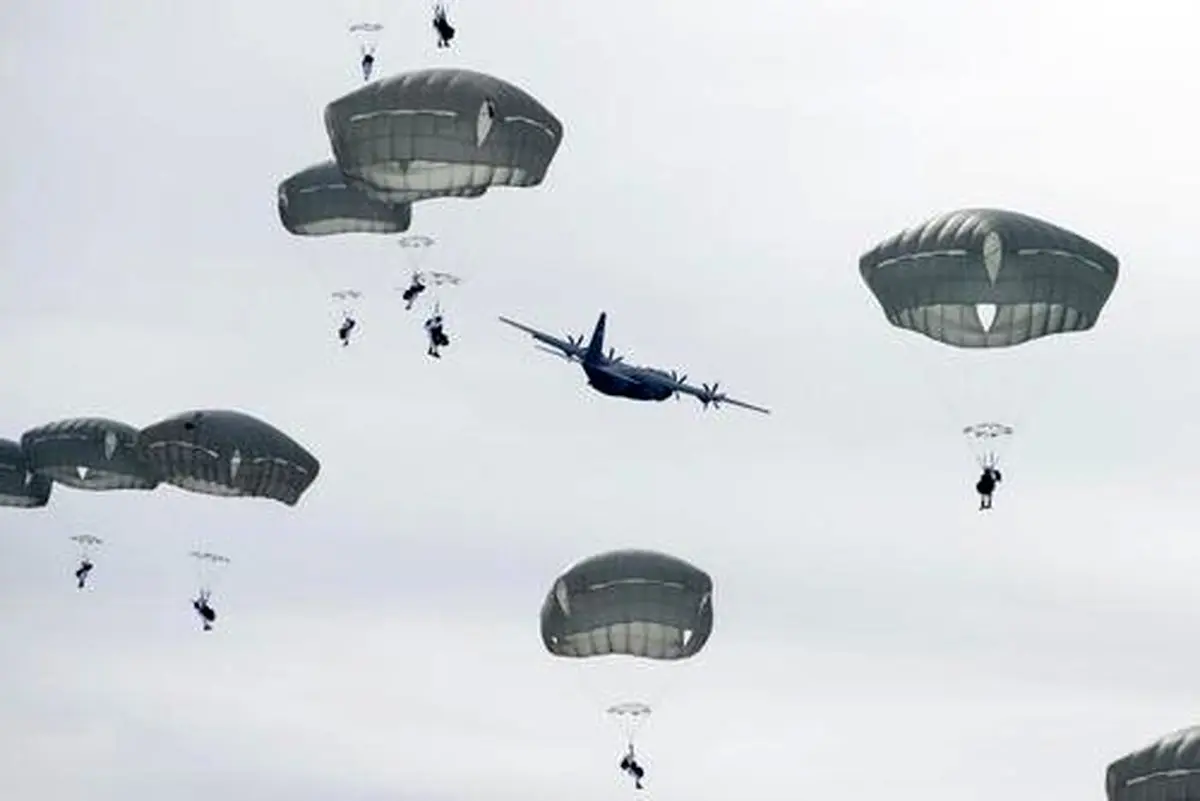 عکس دیده نشده از پرش با چتر نیرو‌های نظامی ایالات متحده آمریکا