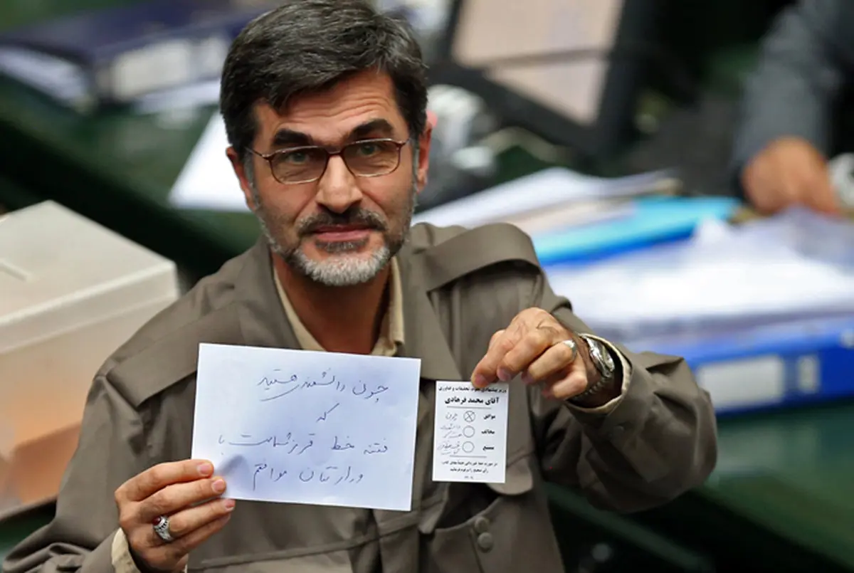 حرکت عجیب کوچک زاده در مجلس/ عکس