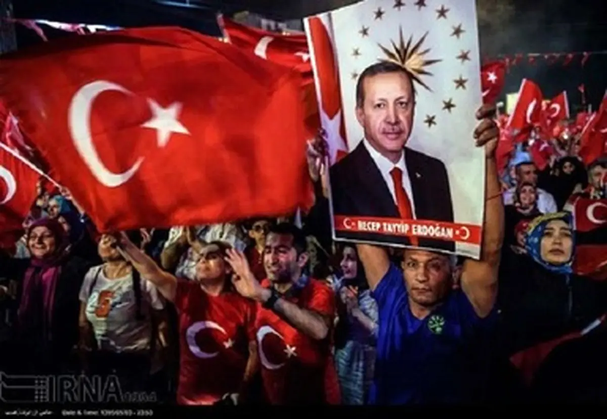 تظاهرات مردم استانبول علیه کودتاگران/ تصاویر