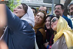 نازنین بیاتی و الهام پاوه نژاد و ... در صف رای دهندگان+تصاویر