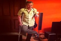 محمدرضا هدایتی با پای شکسته/ عکس