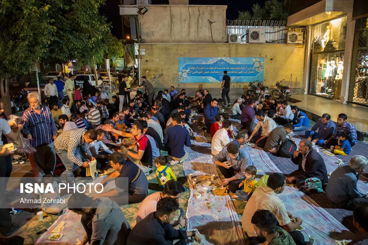 سفره‌های صمیمانه افطار وسط خیابان‌های قم/تصاویر