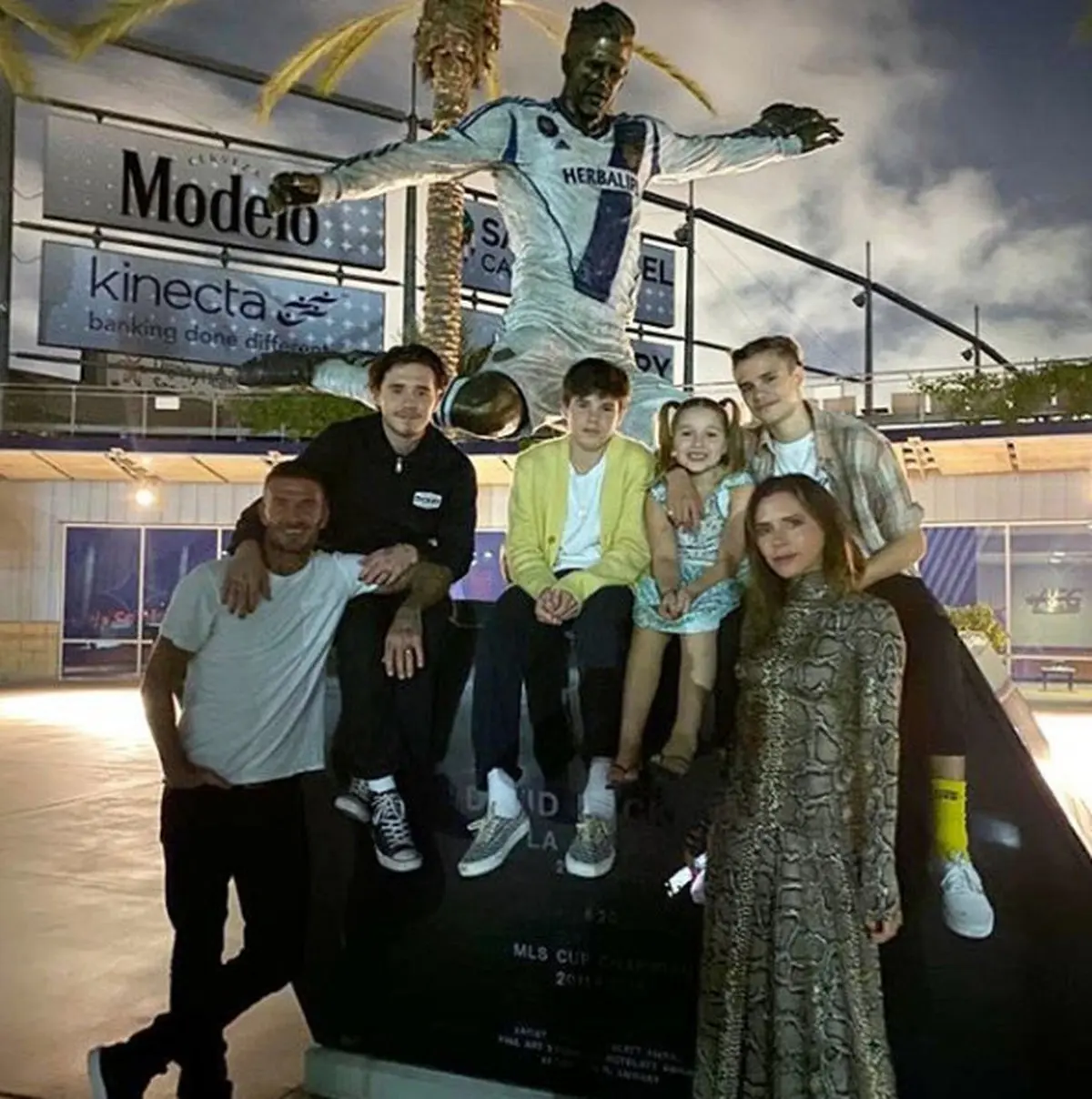 عکس / دیوید بکهام و همسرش ویکتوریا در جشن شکرگزاری