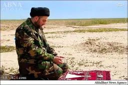 نماز عمارحکیم با لباس رزم/عکس